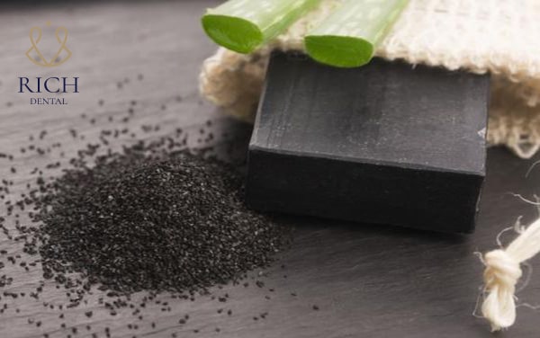 làm trắng răng bằng than củi