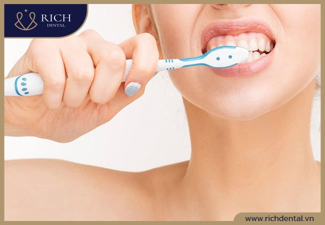Hãy thường xuyên đánh răng để hạn chế nguy cơ răng ố vàng nhất
