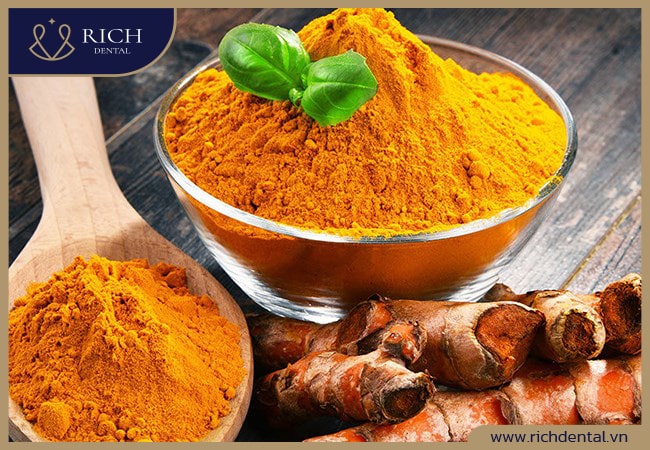 Nghệ là nguyên liệu dùng để tẩy trắng răng khá phổ biến