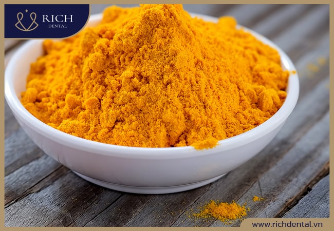 Bạn có thể dùng bột nghệ để đánh răng giống như loại kem đánh răng thông thường