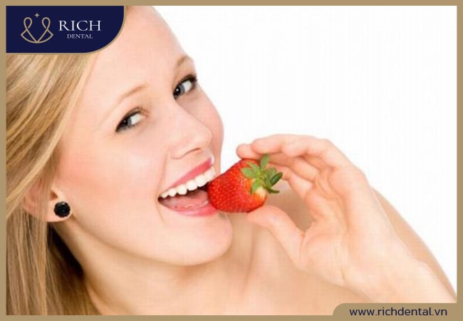 Một cách khác để tẩy trắng răng chính là ăn dâu tây thường xuyên để bổ sung hoạt chất đánh bay vết ố vàng